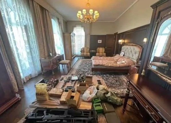 Wagner'in lideri Yevgeni Prigojin'in evinden çıkanlar şoke etti! Kesik baş fotoğrafları, timsah... - Resim: 15