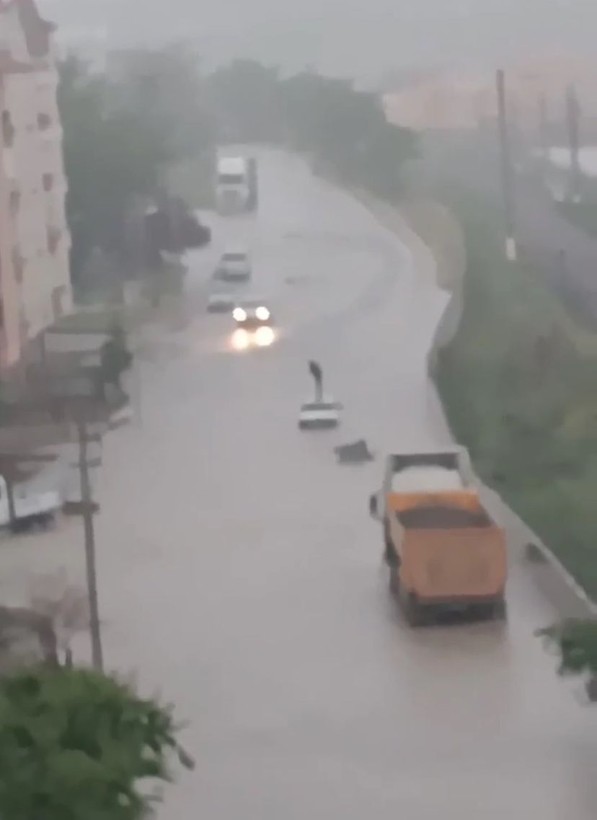 Ankara'da şiddetli yağış; yollar çöktü, araçlar, ev ve iş yerleri hasar gördü - Resim: 8