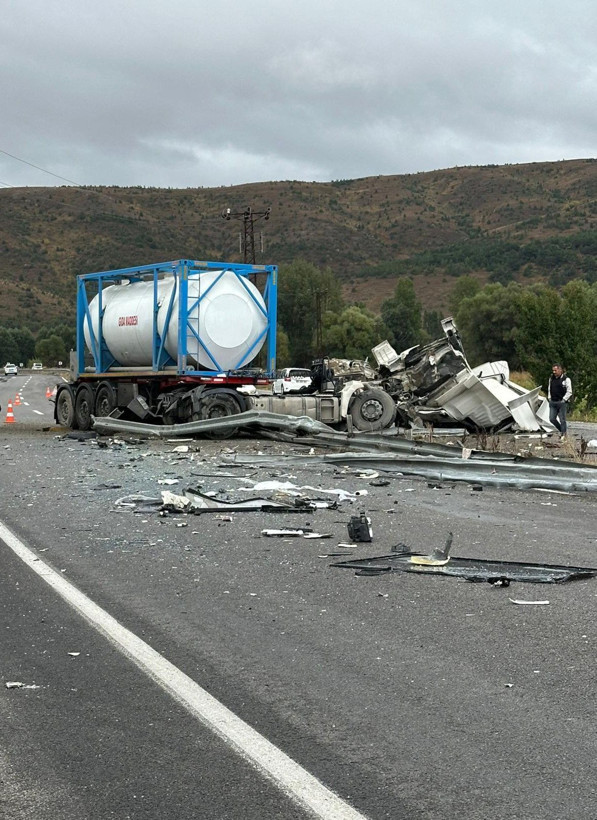 Sivas'ta otobüs kazası: 3'ü ağır 18 yaralı - Resim: 1