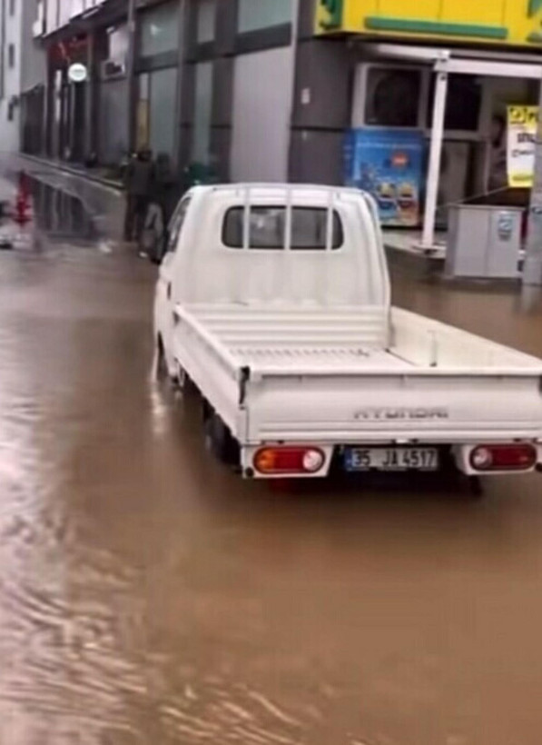 İzmir'de sağanak hayatı felç etti: Ev ve işleri sulara gömüldü - Resim: 4