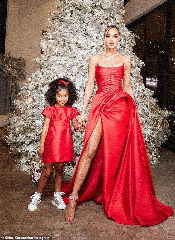 Kardashian, oğlu ve kızıyla Noel pozunu paylaştı - Resim: 2