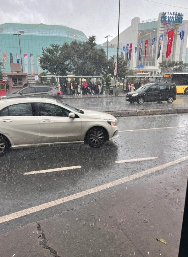 Son dakika! İstanbul'da gök delindi! Dolu başladı, yıldırım düştü! Hava bir anda karardı - Resim: 7