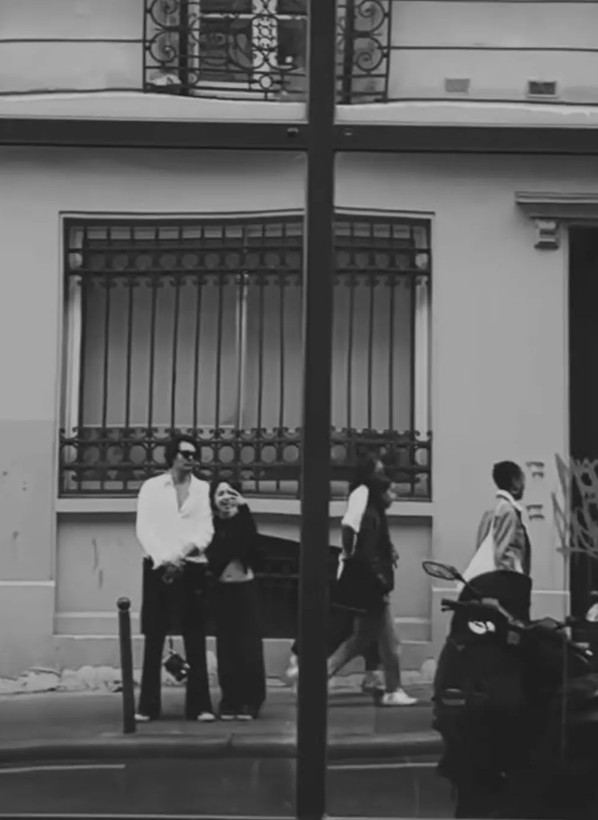 Zeynep Bastık sokak ortasında aşka geldi! Sevgilisiyle dudak dudağa pozunu paylaştı - Resim: 11