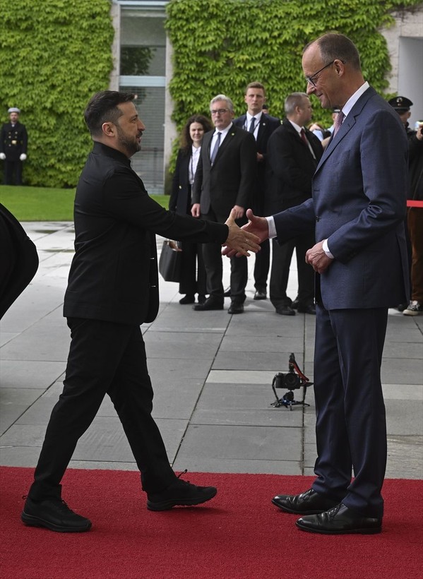 Zelenski aylar sonra Almanya ziyaretinde takım giydi - Resim: 4