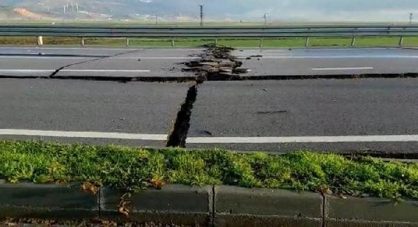 Deprem sonrası yarıkları gören Yunanistan hayrete düştü: Böyle bir şey filmlerde olur sanırdık - Resim: 2