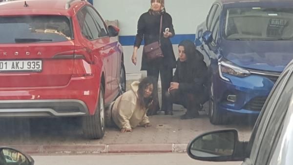 Mahalleli oraya koştu! Genç kız kovalandığını söyleyerek saatlerce otomobilin altına saklandı: "Beni zorla götürmeye çalışıyorlar" - Resim: 9