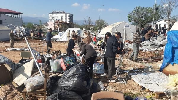 Kahramanmaraş'ta fırtına depremzedelerin çadırlarını uçurdu! Yaralılar var - Resim: 10