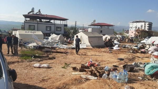 Kahramanmaraş'ta fırtına depremzedelerin çadırlarını uçurdu! Yaralılar var - Resim: 8
