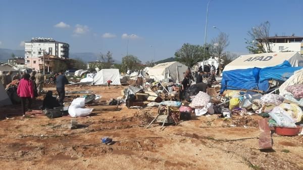 Kahramanmaraş'ta fırtına depremzedelerin çadırlarını uçurdu! Yaralılar var - Resim: 9