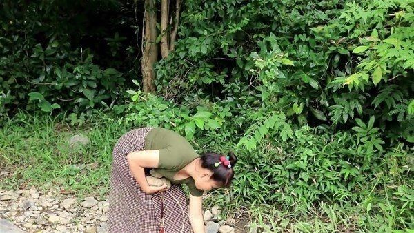 Eliyle yakaladığı balığın içinden bakın ne çıktı! - Resim: 2