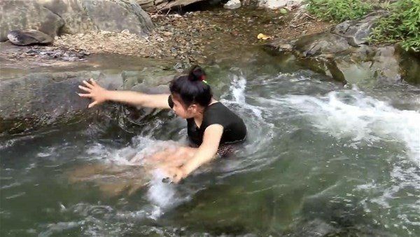 Eliyle yakaladığı balığın içinden bakın ne çıktı! - Resim: 9