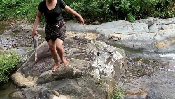 Eliyle yakaladığı balığın içinden bakın ne çıktı! - Resim: 11