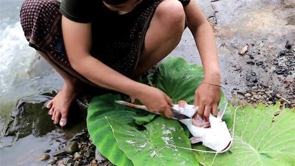 Eliyle yakaladığı balığın içinden bakın ne çıktı! - Resim: 15