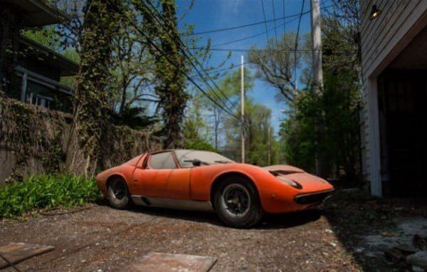 Müzayedede satın aldığı evin garajından Lamborghini marka araba çıktı! - Resim: 16