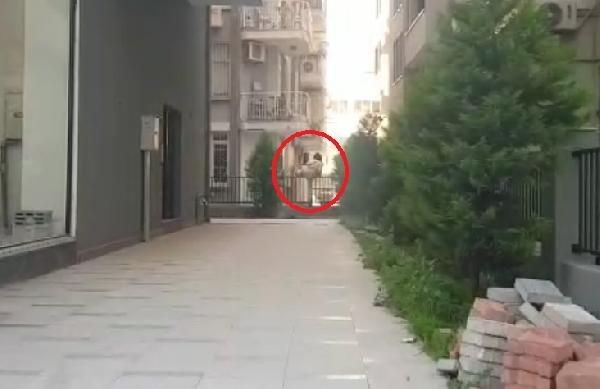 Mahalleli oraya koştu! Genç kız kovalandığını söyleyerek saatlerce otomobilin altına saklandı: "Beni zorla götürmeye çalışıyorlar" - Resim: 8