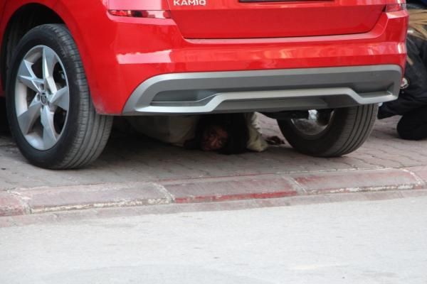 Mahalleli oraya koştu! Genç kız kovalandığını söyleyerek saatlerce otomobilin altına saklandı: "Beni zorla götürmeye çalışıyorlar" - Resim: 2