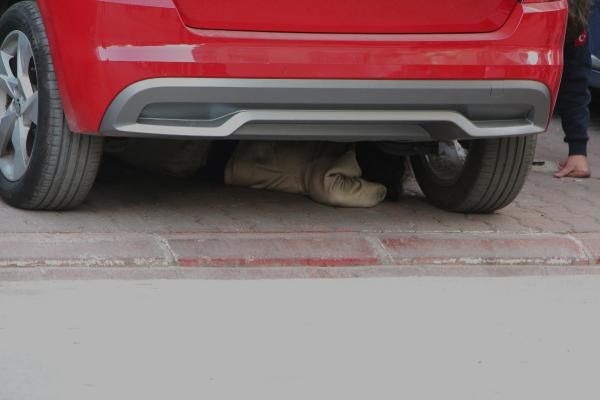 Mahalleli oraya koştu! Genç kız kovalandığını söyleyerek saatlerce otomobilin altına saklandı: "Beni zorla götürmeye çalışıyorlar" - Resim: 4