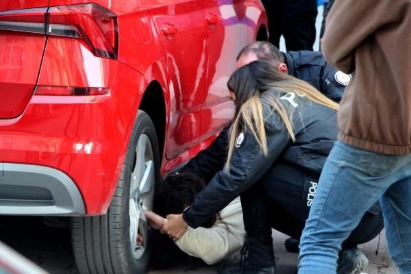 Mahalleli oraya koştu! Genç kız kovalandığını söyleyerek saatlerce otomobilin altına saklandı: "Beni zorla götürmeye çalışıyorlar" - Resim: 1