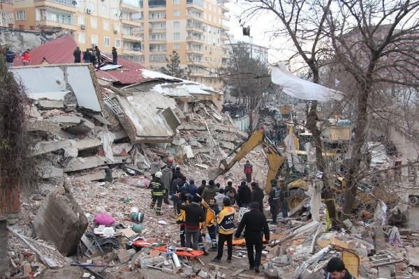 Deprem bölgesinden gelenler için Kayseri ve Mersin şehir girişlerinde ikramlar yapılıyor! Yardımsever vatandaşlar adeta ikramda yarışıyor - Resim: 1