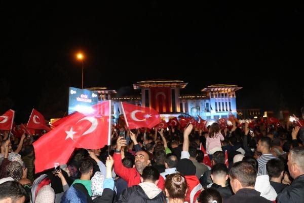 Ezber bozulmadı! Cumhurbaşkanı Recep Tayyip Erdoğan yüzbinlere balkon konuşmasını Külliye'den yaptı - Resim: 16