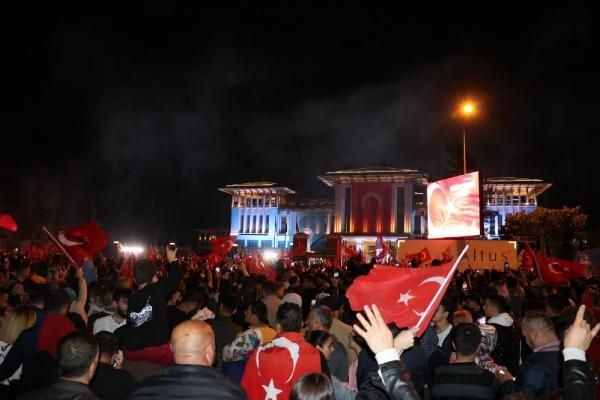 Ezber bozulmadı! Cumhurbaşkanı Recep Tayyip Erdoğan yüzbinlere balkon konuşmasını Külliye'den yaptı - Resim: 18