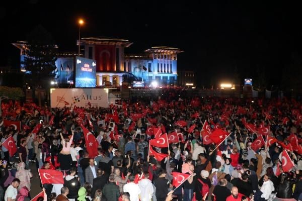 Ezber bozulmadı! Cumhurbaşkanı Recep Tayyip Erdoğan yüzbinlere balkon konuşmasını Külliye'den yaptı - Resim: 14