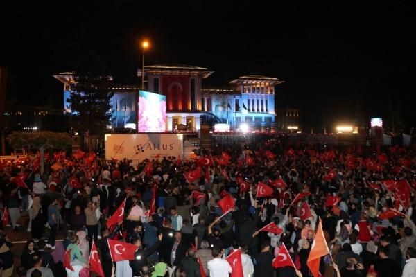 Ezber bozulmadı! Cumhurbaşkanı Recep Tayyip Erdoğan yüzbinlere balkon konuşmasını Külliye'den yaptı - Resim: 17