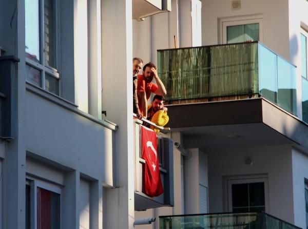 Mahalleli oraya koştu! Genç kız kovalandığını söyleyerek saatlerce otomobilin altına saklandı: "Beni zorla götürmeye çalışıyorlar" - Resim: 5