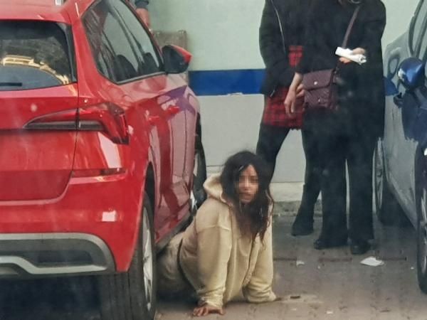 Mahalleli oraya koştu! Genç kız kovalandığını söyleyerek saatlerce otomobilin altına saklandı: "Beni zorla götürmeye çalışıyorlar" - Resim: 10