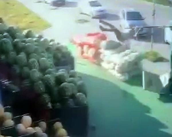 Şemsiyeyle uçanlara bir yenisi daha geldi! Erzurum'da şiddetli rüzgarın uçurduğu adam kamerada - Resim: 1