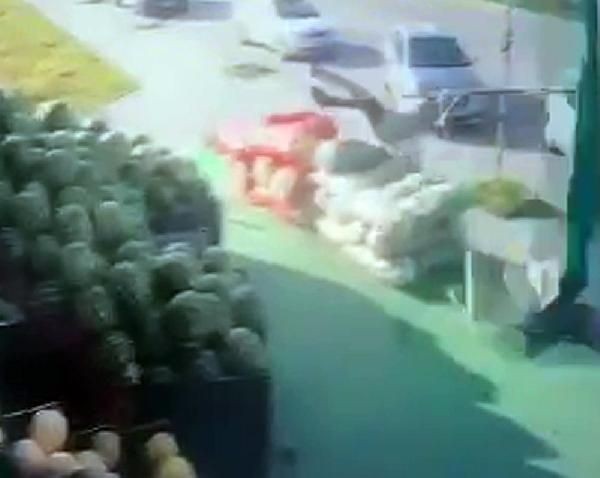Şemsiyeyle uçanlara bir yenisi daha geldi! Erzurum'da şiddetli rüzgarın uçurduğu adam kamerada - Resim: 3