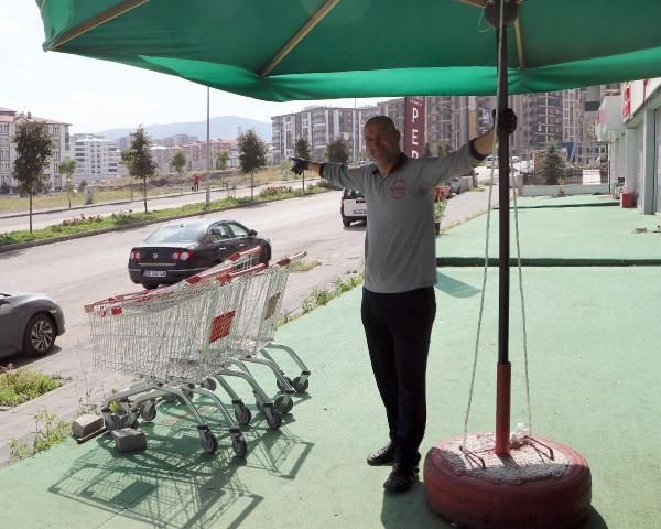 Şemsiyeyle uçanlara bir yenisi daha geldi! Erzurum'da şiddetli rüzgarın uçurduğu adam kamerada - Resim: 5