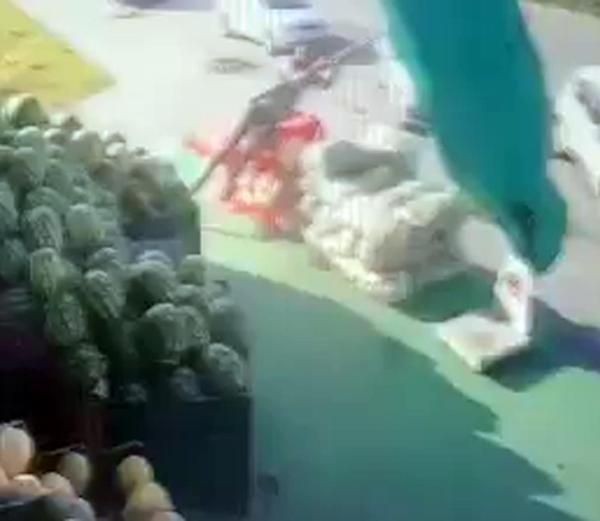 Şemsiyeyle uçanlara bir yenisi daha geldi! Erzurum'da şiddetli rüzgarın uçurduğu adam kamerada - Resim: 6