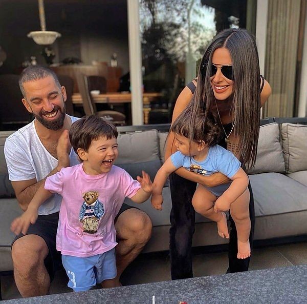Aslıhan Doğan Turan ve Arda Turan çifti oğullarının at sevdası üzerine kesenin ağzını açtılar! 10'ar bin Euro'dan iki tane... - Resim: 1
