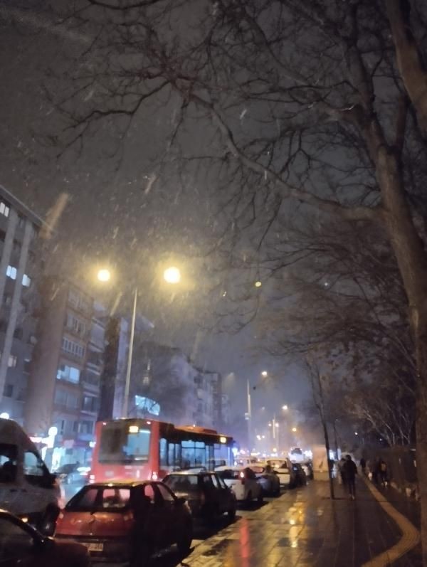 Başkent Ankara'da kar sevinci! Şehir beyaz örtüyle kaplandı, vatandaşlar karın keyfini çıkardı - Resim: 16