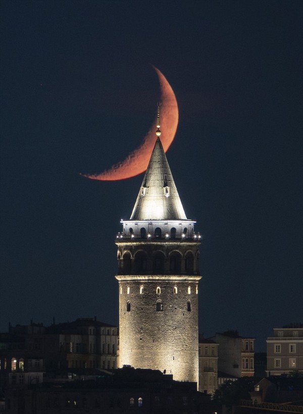 İstanbul'da kız kulesinin üzerinde oluşan hilal, görenleri büyüledi - Resim: 5