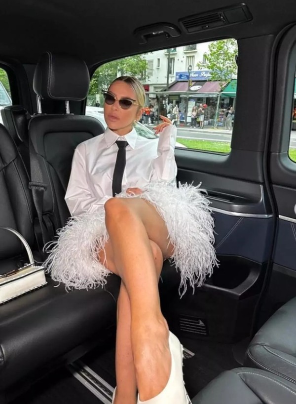 Güzelliği baş döndürüyor! Hadise kravatı ve mini eteğiyle poz verdi - Resim: 7