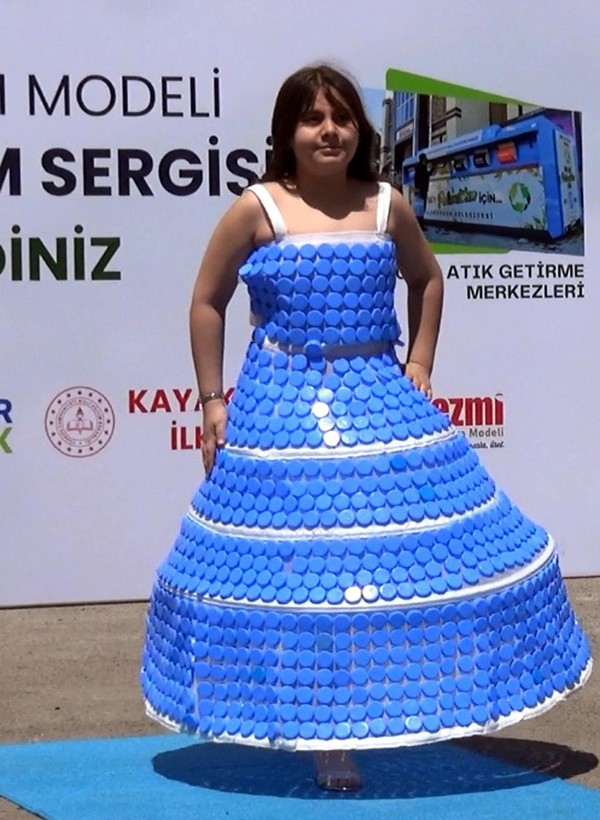İlkokul öğrencileri, topladıkları atıkları kıyafete dönüştürüp defilede sergiledi - Resim: 1