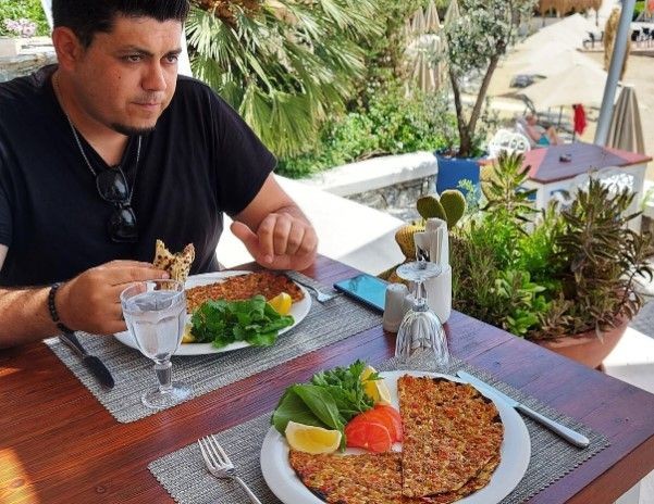 Bayrama Bodrum'a gidecekler dikkat! 2 lahmacun 2 ayranın fiyatı dudak uçuklattı! Kıymanın kilosundan hesaplasan... - Resim: 2