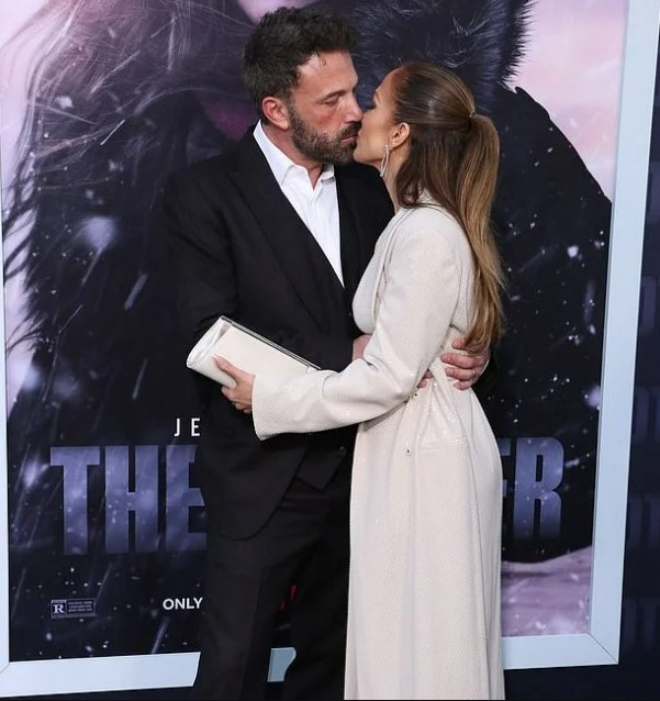 Jeniffer Lopez ve Ben Affleck çiftinden kırmızı halıda dillere düşecek hareket! Önce tartıştı sonra öpüşerek poz verdiler - Resim: 4