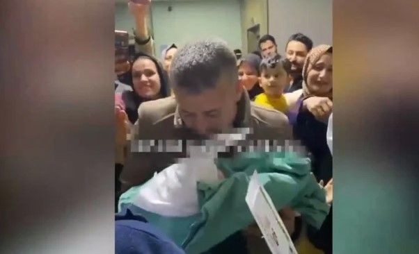 Şanlıurfa’da aşiret üyelerinden 18 yıl sonra doğan erkek bebeğe zılgıtlı karşılama sosyal medyayı yıktı geçti! - Resim: 5