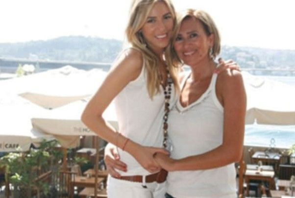 Sinem Kobal'ın annesi kuralları bozdu! Kim Milyoner Olmak İster'in sunucusu Kenan İmirzalıoğlu'nun kızlarına bir bakın! İlk defa Nuray Kobal paylaştı - Resim: 8