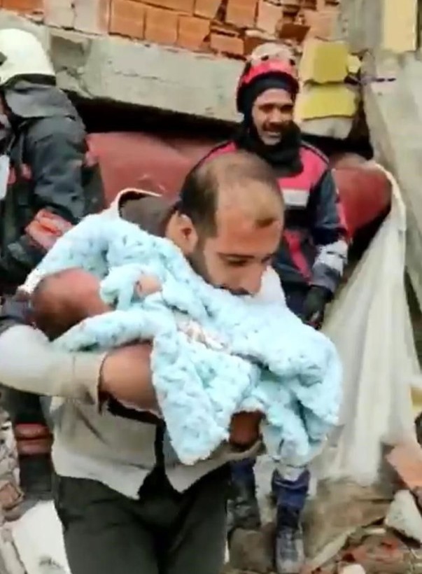 Kahramanmaraş merkezli 10 ilde büyük yıkıma neden olan deprem sonrası 30 günlük depremzede bebek kurtarıldı! - Resim: 1
