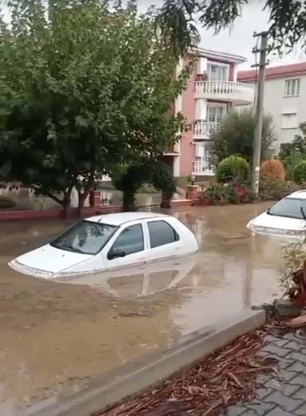 İzmir'i sağanak vurdu! Ev ve işyerlerini su bastı, 1 kişi kayıp - Resim: 10