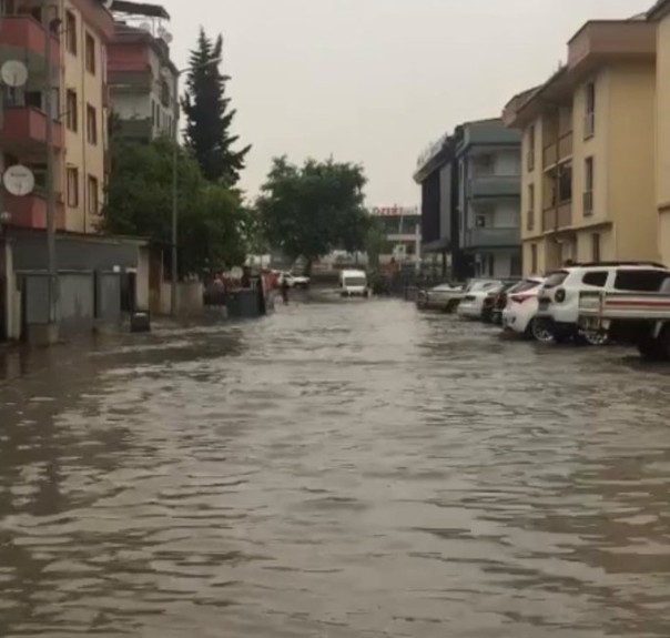 Sağanak yağmur Bursa'yı felç etti! Bursa sokaklarını sel vurdu - Resim: 6