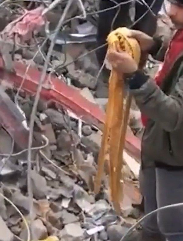 Enkaz altından çıkarılan bir çanta dolusu altın kemerin sahibi bulundu - Resim: 4