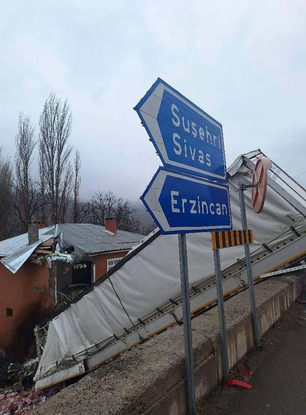 Sivas'ta bir garip ev! Üzerine sürekli kamyon ve tır uçuyor - Resim: 1