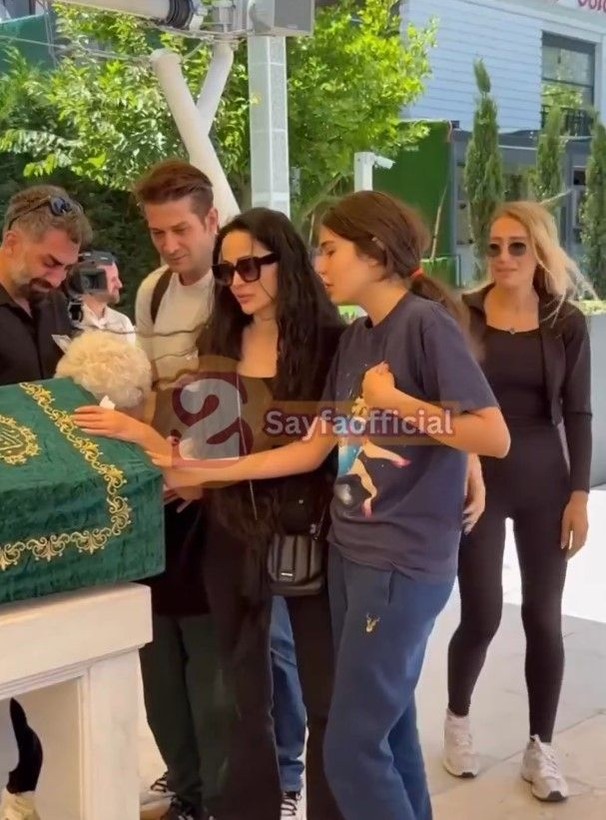 Nihal Candan son yolculuğuna uğurlandı! Annesi ve kardeşi feryat etti - Resim: 4