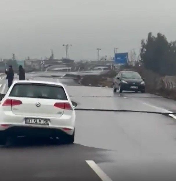 Son dakika deprem haberleri... Kahramanmaraş'ın Pazarcık ilçesi merkezli 7.7 büyüklüğündeki depremde Tarsus-Adana-Gaziantep otoyolunda dev yarıklar - Resim: 2