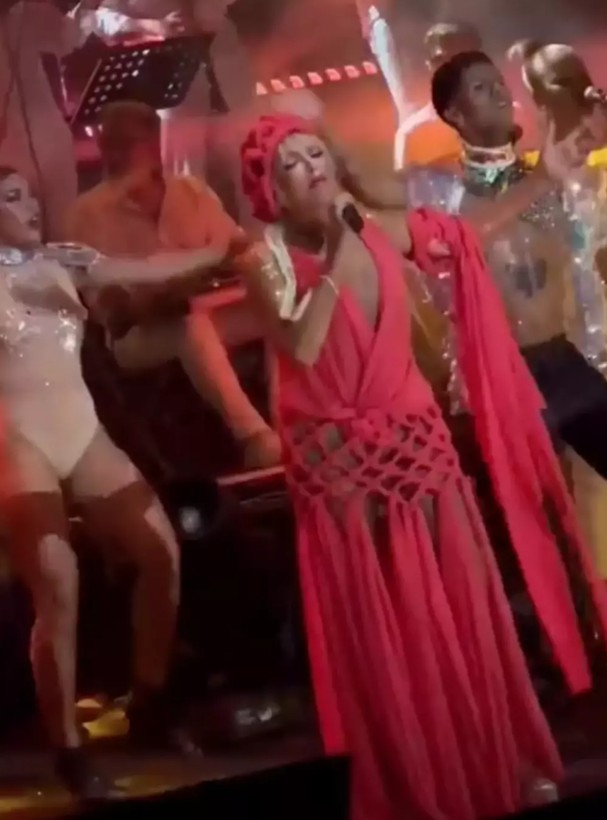 Ajda Pekkan Bodrum'da sahne aldı! Kostümü olay oldu... "Makrome saksı giyinmiş gibi" - Resim: 8
